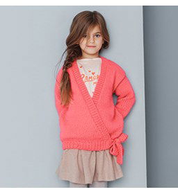 Lang wikkelvest voor meisjes met gestrikte ceintuur gemaakt van Phildar Phil Looping