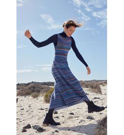 Lange damesjurk gemaakt van Lang Yarns Lovis