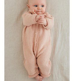 Kruippakje met lange mouwen en pijpjes gemaakt van knopen