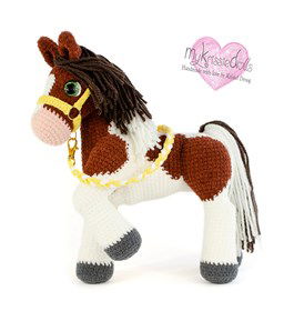 tweekleurige pony Bontfire met roze snuit gemaakt van DMC borduurgaren