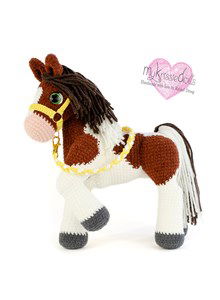 Haakpatroon tweekleurige pony bontfire met roze snuit gemaakt van DMC borduurgaren