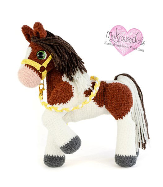 Haakpatroon tweekleurige pony Bontfire met roze snuit