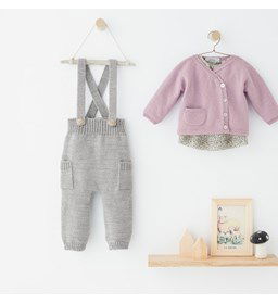 Baby tuinbroek met bretels gemaakt van knopen