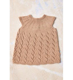 Baby jurkje met kantpatroon gemaakt van Lang Yarns Baby Cotton Naturally Colored