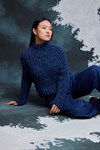 Breipatroon Trui met turtle neck van andere kant