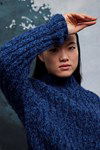Breipatroon Trui met turtle neck van andere kant
