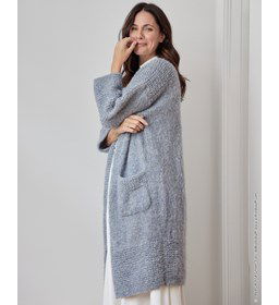 Lang damesvest met brede in fantasiesteek gebreide randen gemaakt van Lana Grossa Piu Bella