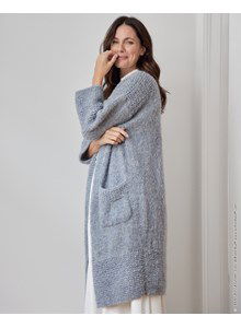 Lang damesvest met brede in fantasiesteek gebreide randen