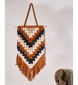 wandhanger met franjes gemaakt van Haaknaalden