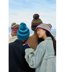 Muts met grote pompon gemaakt van pom pom maker