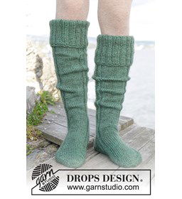 Hoge damessokken gemaakt van Drops Nord