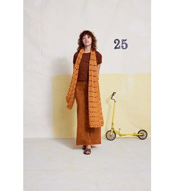 Lange sjaal in openhaakwerk gemaakt van Lang Yarns Amira