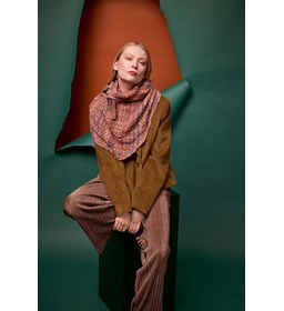 Driehoekige sjaal met fantasiepatroon