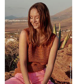 Damestop gehaakt in filetpatroon gemaakt van Lana Grossa Organico