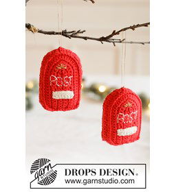 Gehaakte rode postbus als kerstdecoratie gemaakt van Drops Safran