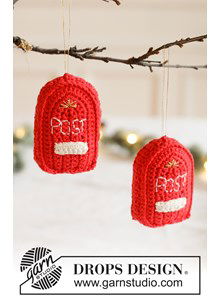 Gehaakte rode postbus als kerstdecoratie