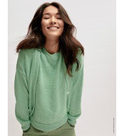 Damesvest met zakken en lage V-hals gemaakt van Lana Grossa Linarte