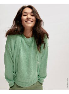 Damesvest met zakken en lage V-hals