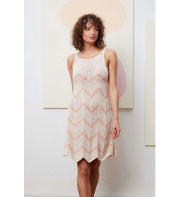 Zomerjurkje Elaine met zigzagpatroon gemaakt van Lang Yarns Belle
