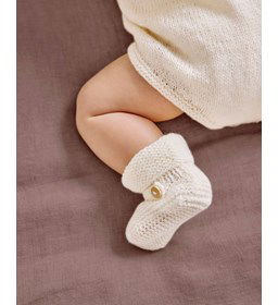 Slofjes met knoopje gemaakt van Phildar Phil Super Baby