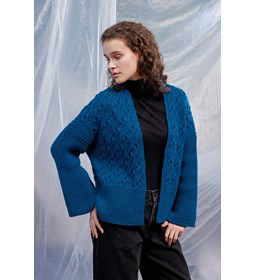 Damesvest in kabelpatroon gemaakt van Lang Yarns Carpe Diem