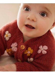 Babyjasje met geborduurde bloemen