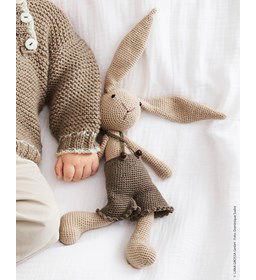 Knuffelhaas met tuinbroekje gemaakt van ogen