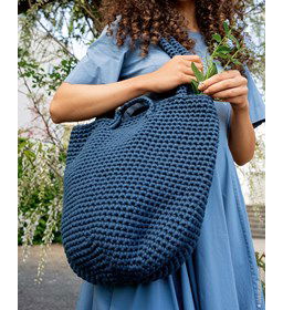 Strandtas met schoeuderband en hengsels gemaakt van Haaknaalden