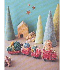 Treintje met cadeautjes gemaakt van Scheepjes Catona 25 en 10 gram