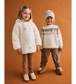 Kindermantel met knoopsluiting gemaakt van knopen