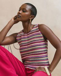 Gestreept damesshirt met aansluitende hals gemaakt van knopen