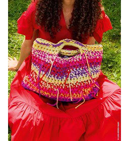 vrolijk gekleurde tas gemaakt van Haaknaalden