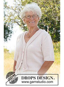 Damesvest met brede picotrand lans voorpand en hals.