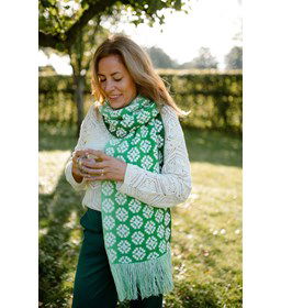 Bloemenzee sjaal gemaakt van Scheepjes Whirl