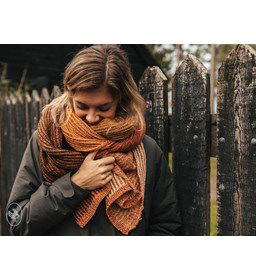 Meerkleurige sjaal gemaakt van Naaiartikelen