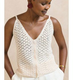 Damestopje met knoopsluiting gemaakt van Haaknaalden