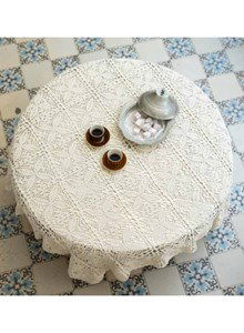 Rond gehaakt tafelkleed.