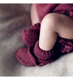 Babysokjes of slofjes met ruches gemaakt van Lang Yarns Merino 200 bebe