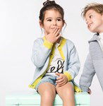 Breipatroon Kindervest met in kleur afstekende randenvest