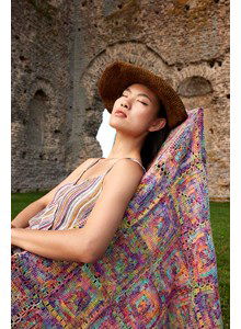 lang Yarns Langyarns haakpatroon Call to Adventure, een in blokken gehaakte woondeken. Deze meerkleurige deken van 140 a 155 cm, is gemaakt van het garen Langyarns Footprint.