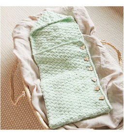 Gebreide slaapzak met knoopsluiting gemaakt van Gütermann naaigaren