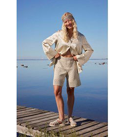 Short Charlotte met brede gehakte rand gemaakt van Haaknaalden