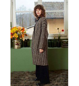 Damesvest met fantasiepatroon gemaakt van Lang Yarns Malou Light uni en color