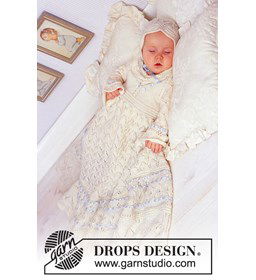 Doopjurk, broekpak en mutsje in ajourpatroon gemaakt van knopen