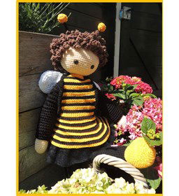 Poppenkleding bijenpak gemaakt van Lammy Yarns Rio