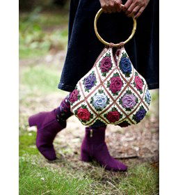 Oma haar gehaakte rozentas gemaakt van Durable Coral