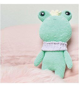 Knuffel kikker met kroontje gemaakt van Boeken Rico