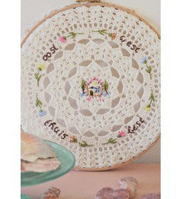 Sierkleed gemaakt van borduurstoffen