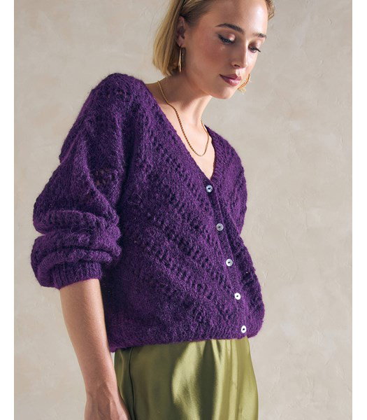 Breipatroon damesvest met diagonaal ajourpatroon