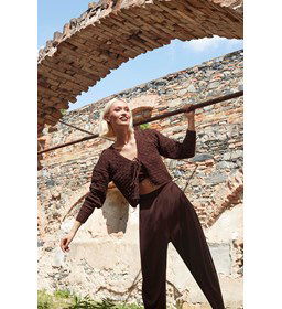 Kort damesvest met ajour Find Balance gemaakt van Lang Yarns Wooladdicts Bliss